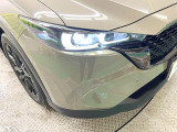 【LEDヘッドライト】悪天候や夜間走行時も良好な視界を確保し安心して運転できる高輝度LEDヘッドライトを装備!点灯速度が早く、消費電力も抑えられています。