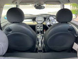 ミニ クーパーSの運転席の状態です。操作しやすく機能的な室内です。