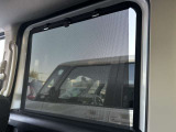 ロールサンシェード☆日差しがまぶしいときなどに、スッと引き出せるドアランニング内蔵式です!高い遮光率で子供の安眠を妨げません!