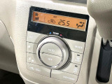【オートエアコン】一度お好みの温度に設定すれば、車内の温度を検知し風量や温度を自動で調整。暑い&hellip;寒い&hellip;と何度もスイッチ操作をする必要はありません。快適な車内空間には必須の機能ですね♪