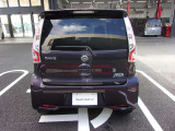 後退時に車両の後ろ側をモニター画面に表示します。車庫入れなどでバックする際に後方確認ができて便利です。車庫入れが苦手な人もこれで安心。