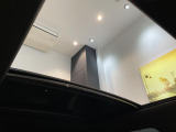 【電動パノラマルーフ】BMWのパノラマルーフは開閉が目的でなく、ルーフと一体感のある構造によって、より解放感を実現しているのが特徴です。