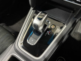 ハイブリッド車特有の小型セレクトノブは軽いタッチでスマートに操作できますよ。