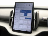 【レーン・キーピング・エイド】ステアリングの自動修正では不十分な場合、あるいは隣接する車線へと進入してしまった場合は、警告音やステアリングホイールの振動で注意を促します。