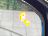 【ブラインドスポットインフォメーション】走行中、ドアミラーの死角になりやすい箇所に後続車が接近するとサイドミラー付近に警告を表示、ドライバーに注意喚起をしてくれます。