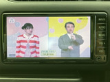 テレビ番組を画面で楽しめる装備です。停車中の待ち時間などに映像を視聴でき、画面上で番組内容を確認しながら過ごせます。お出かけ先での休憩時間にも活用いただける便利な機能です。