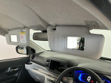 【サンバイザー】車内で身だしなみを整えるためのバニティミラーがセット。お化粧直しや髪型のチェックに活用できます。