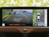 後方の映像に加えて車両周辺を上から捉えた表示も確認でき、駐車時の周囲確認をサポートします。ガイド線も表示され、車庫入れや切り返しの目安として活用できます。