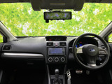 運転席から前方を見渡しやすいレイアウトで、助手席側にもゆとりを感じる空間です。シートは明るい色と黒の組み合わせで、清潔感のある落ち着いた室内を演出します。