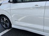 前席側のドアは車体に沿ったすっきりした形で、ハンドルも自然に手を伸ばせる位置にあります。窓から光が入りやすく、乗り込む際にも明るく開放的な印象を感じていただけます。