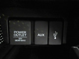 12V電源ソケットを設置しております。周辺機器の充電にご利用頂けます。便利なUSBジャックも付いています。