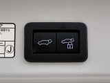 両手が荷物で塞がっている時にはコレ!パワーバックドアで開閉ラクラクです。バックドアに手が届かない時も、リモコンで開閉の操作が可能です。もちろん、荷物もたっぷり積めます。
