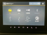【ディスプレイオーディオ】 ラジオの視聴やBluetooth接続による音楽鑑賞やハンズフリー通話、バックアイカメラ表示などの多彩な機能が利用できます。