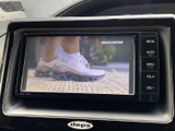 音源の選択肢が画面上にアイコンで表示され、利用したい項目を見つけやすい構成です。ボタン表示もまとまっており、移動中の音楽やラジオの利用に便利にお使いいただけます。