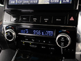 ★使いやすさや安全性を追求したステアリング周り!高級車ゆえにスイッチ類が多いのも特徴ですね!考え尽くされた配置ですぐに使いこなす事が出来ますのでご安心下さい!是非、体感してみて下さい!!