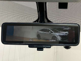 【インテリジェント ルームミラー】車両後方のカメラ映像をミラー面に映し出すので、車内の状況や、天候などに影響されずいつでもクリアな後方視界が得られます!