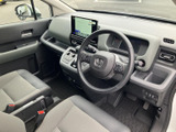 運転席まわりは前方の視界が広く、メーターや画面も自然に目に入る配置です。シートには落ち着いた色合いが使われ、乗り降りの際にもすっきりとした室内空間を感じられます。