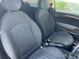 ミニ クーパーSの運転席の状態です。操作しやすく機能的な室内です。