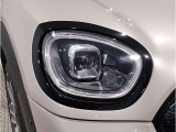 【LEDヘッドライト】先進のLEDテクノロジーを採用。放射される白色光の周波特性は太陽光に近く、バイキセノン・ヘッドライトを上回るコントラストで更に明るく輝きます!