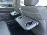 後席左右にシートバックテーブルを装備。ドリンクホルダー付きで、快適な車内空間を演出します。