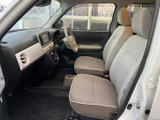 前席は明るい色合いのシートで、車内にやさしい雰囲気が広がります。前方の見通しも確保しやすく、運転席と助手席それぞれで落ち着いて過ごせる、日常使いにうれしい空間です。