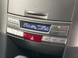 【オートエアコン】一度お好みの温度に設定すれば、車内の温度を検知し風量や温度を自動で調整。暑い&hellip;寒い&hellip;と何度もスイッチ操作をする必要はありません。快適な車内空間には必須の機能ですね♪