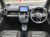 運転席まわりは計器類やナビ画面を見渡しやすく、前方の視界も広々としています。柄入りのシートが室内にアクセントを加え、助手席との距離感にもゆとりを感じられます。
