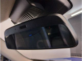 MINIではルームミラーの裏側にETCの車載器が内蔵されており、別途で車載器の購入必要なしで非常にスマート。皆様が驚かれるポイントのでもあります
