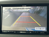 後方の様子をモニターで確認でき、画面には目安となるガイド線も表示。駐車時や後退時に周囲を確認する助けとなり、日常の取り回しをサポートします。