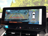 【パノラミックビューモニター】専用のカメラにより、上から見下ろしたような視点で360度クルマの周囲を確認することができます☆死角部分も確認しやすく、狭い場所での切り返しや駐車もスムーズに行えます。