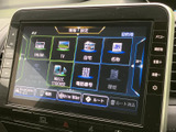 画面には目的地設定やAV、電話番号などのメニューが表示され、使いたい項目を見つけやすい構成です。ナビやオーディオ関連の機能を、画面から選んでご利用いただけます。