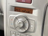 【オートエアコン】一度お好みの温度に設定すれば、車内の温度を検知し風量や温度を自動で調整。暑い&hellip;寒い&hellip;と何度もスイッチ操作をする必要はありません。快適な車内空間には必須の機能ですね♪