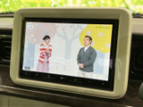 テレビ番組を画面で視聴でき、停車中の待ち時間も車内で過ごしやすくなります。操作画面からテレビを選べるため、必要なときに切り替えやすい便利な装備です。