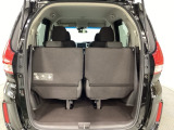 開口部も広く荷物の積み下ろしもしやすいお車となっております。3列目シートは5:5の割合で背もたれを倒しシートの跳ね上げができます。