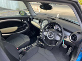ミニ クーパーSの運転席の状態です。操作しやすく機能的な室内です。