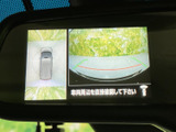 後方映像に加えて車両を上から見た表示も確認でき、駐車時の周囲の様子を把握する助けになります。画面表示を目安にしつつ、目視確認と合わせて日々の駐車にお役立てください。