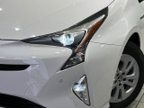 【LEDヘッドライト】悪天候や夜間走行時も良好な視界を確保し安心して運転できる高輝度LEDヘッドライトを装備!点灯速度が早く、消費電力も抑えられています。
