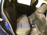 【後部座席】も当然、綺麗・清潔に仕上げております。内装の綺麗なお車は気持ちが良いですし、コンディションのいい車が多いです。これもオススメの1台です。