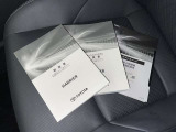 メンテナンスノート、取扱説明書ですね。 車の情報が凝縮されています。 車の整備記録が記載されている大事な物ですよ。