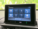 タッチ画面に各種メニューが並び、目的の項目を見つけやすい構成です。スマートフォン連携やオーディオなど、毎日の移動を便利にする機能を活用できます。