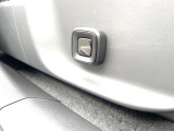【運転席パワーシート】リクライニングからシートリフターまで、スイッチ一つで簡単にシートの微調整が可能!自分に最適なシートポジションにセットして、快適なドライブをお楽しみください。