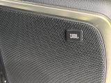 【JBLサウンドシステム】メーカーオプションの高品位サウンドシステムを搭載。専用のチューニングが施された大小様々なスピーカーから良質なサウンドが奏でられ、臨場感あふれる音響空間を演出します。
