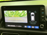 後方映像に加えて車両周囲の表示も確認でき、駐車時の位置合わせをサポートします。画面内のガイドラインを目安にできるため、狭い場所での駐車にも便利です。