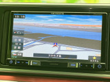 地図上に現在地の目印や道路が表示され、縮尺や詳細表示も確認できます。画面内の案内項目が見やすく整理されており、目的地までの道筋を確認する際に便利です。