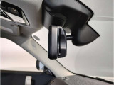 MINIではルームミラーの裏側にETCの車載器が内蔵されており、別途で車載器の購入必要なしで非常にスマート。皆様が驚かれるポイントのでもあります