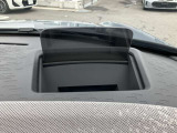 リアフォグランプが付いております。雨や霧が深い日に点灯することで、後車からの追突を防止する役割があります。