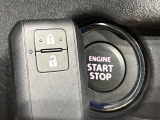 【キーレススタートシステム】カバンやポケットに入れたままでもドアの施錠・解錠が可能なスマートキーを装備。エンジンのオン・オフ時もカギを取り出す必要が無いからとっても便利です♪