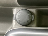 電源ソケットを備え、対応する機器への給電に利用できます。ふた付きで使わないときは閉じておける仕様で、車内で携帯する機器を使う際に便利な装備です。
