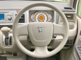 インテリアに合わせたデザインのステアリングは、運転される方のことも考え、運転しやすい形状、大きさです。是非一度、実際に触ってお確かめください。
