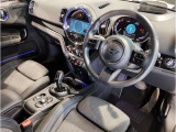 MINIの内装はとにかく『円』に拘ったデザインコンセプトが一目で伝わってきます。これほど円形に拘った車は他に御座いません。伝統のデザイン、トグルスイッチなど遊び心のある内装で御座います。